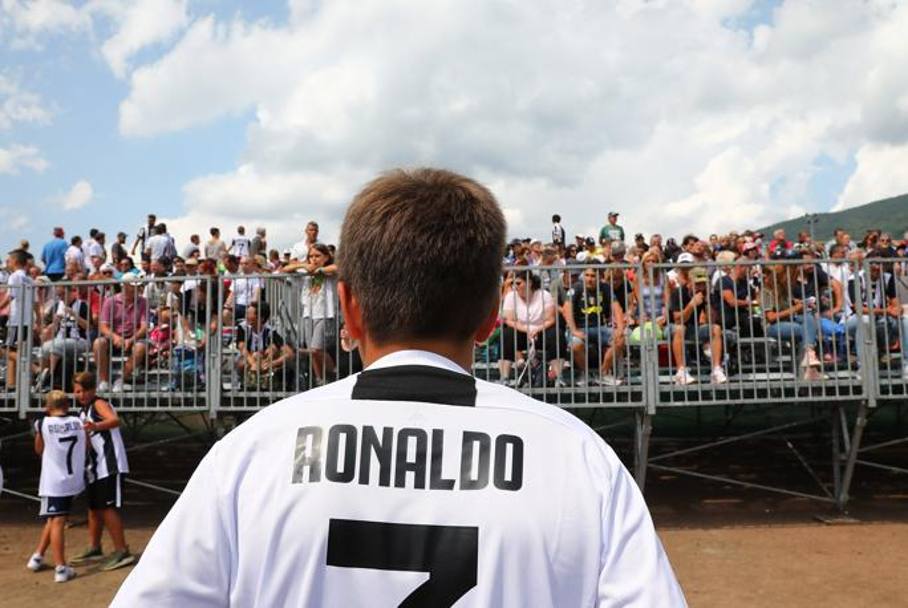 Oltre cinquemila tifosi ad attendere la Juventus, protagonista quest&#39;oggi del consueto vernissage di Villar Perosa. GETTY